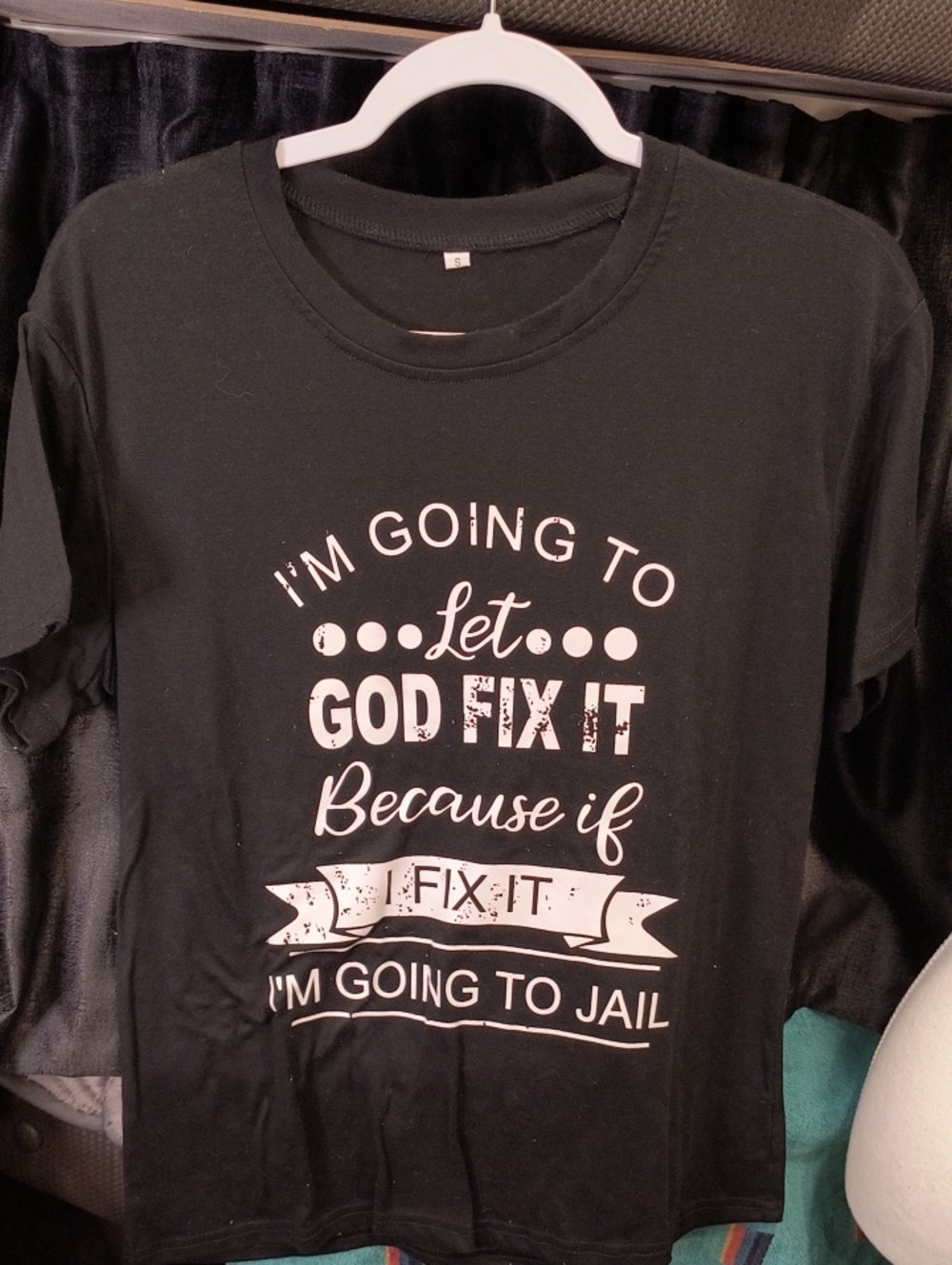 Small Black Graphic Tee - 'Let God Fix It', Se Measurements